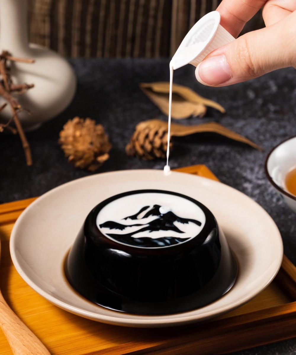 設計將仙草凍表面形成一幅未完成嘅立體國畫,只要淋上奶精,就會呈現出文物名畫