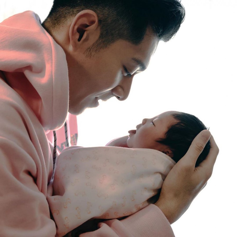 周柏豪自爆每晚拖老婆手瞓！