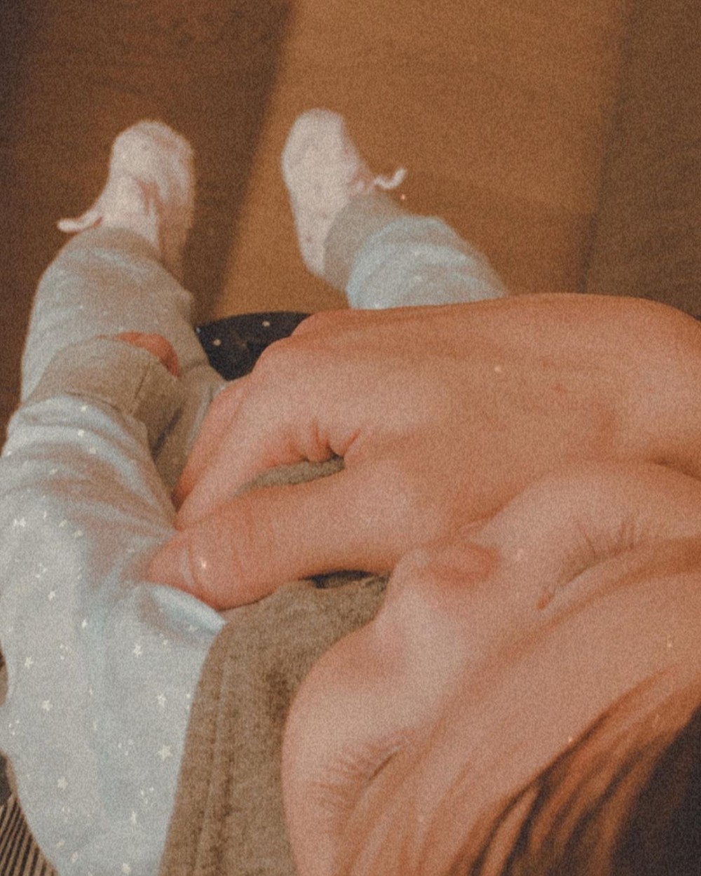 周柏豪自爆每晚拖老婆手瞓！