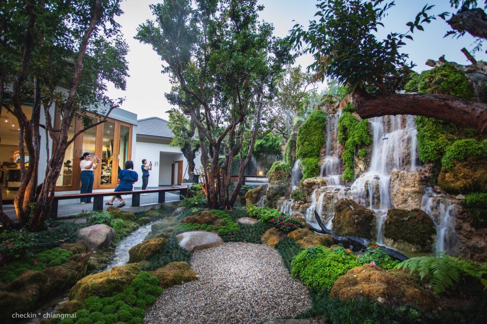 Chom Cafe and Restaurant