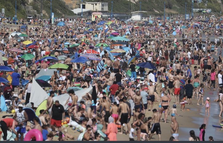 Bournemouth Beach係有名嘅度假勝地,近日竟有近50萬人前往遊玩