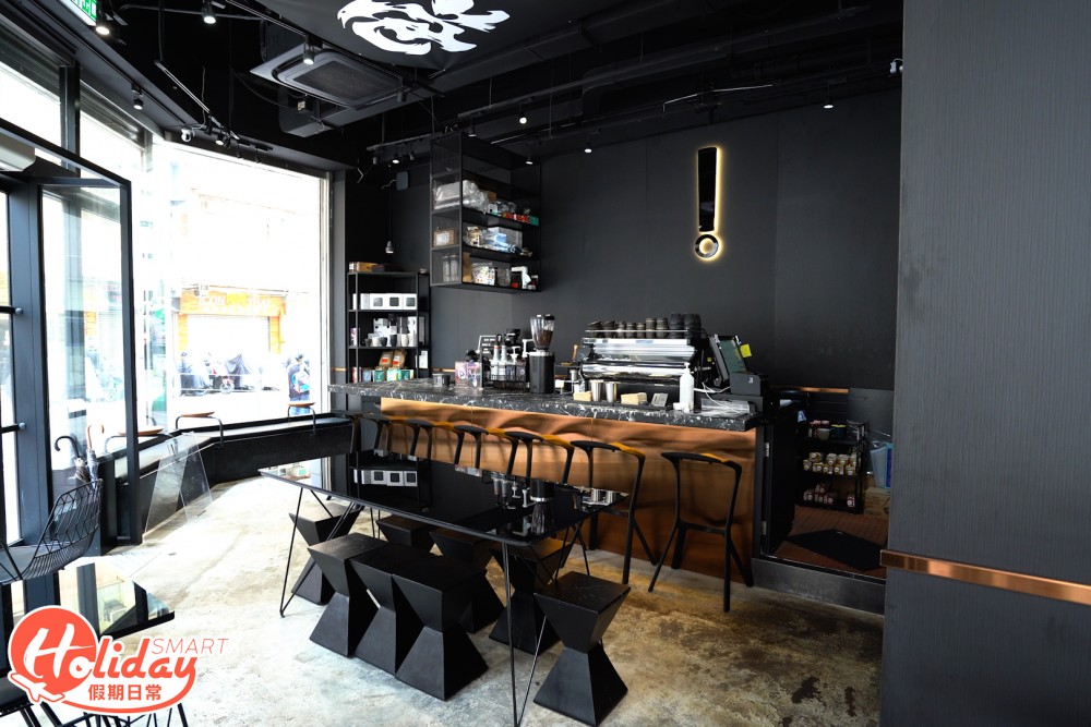 旺角新開間全黑咖啡店Black Coffee,店舖以黑色為主調。