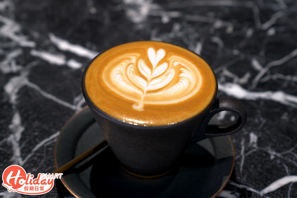 店舖採用Raku Coffee Roaster的自家手炒咖啡豆沖製咖啡。