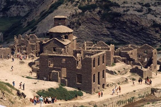 古城自沉沒以嚟，只有喺4次因為水壩維護，需要抽乾人工湖啲水時，古城才得以短暫地重見天日。