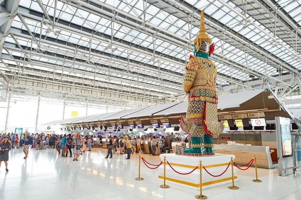 第二、三階段則主要針對外國旅客,旅客入境時須出示健康證明,而喺入境後須進行有關新冠肺炎病毒嘅快速測試,及安裝追蹤裝置以確保旅客安全。