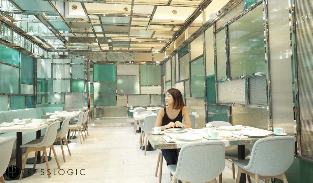 整間餐廳跟足Tiffany & Co.的主調顏色,以透明感十足的玻璃屋登場,店內的沙發和椅子都是湖水藍色。