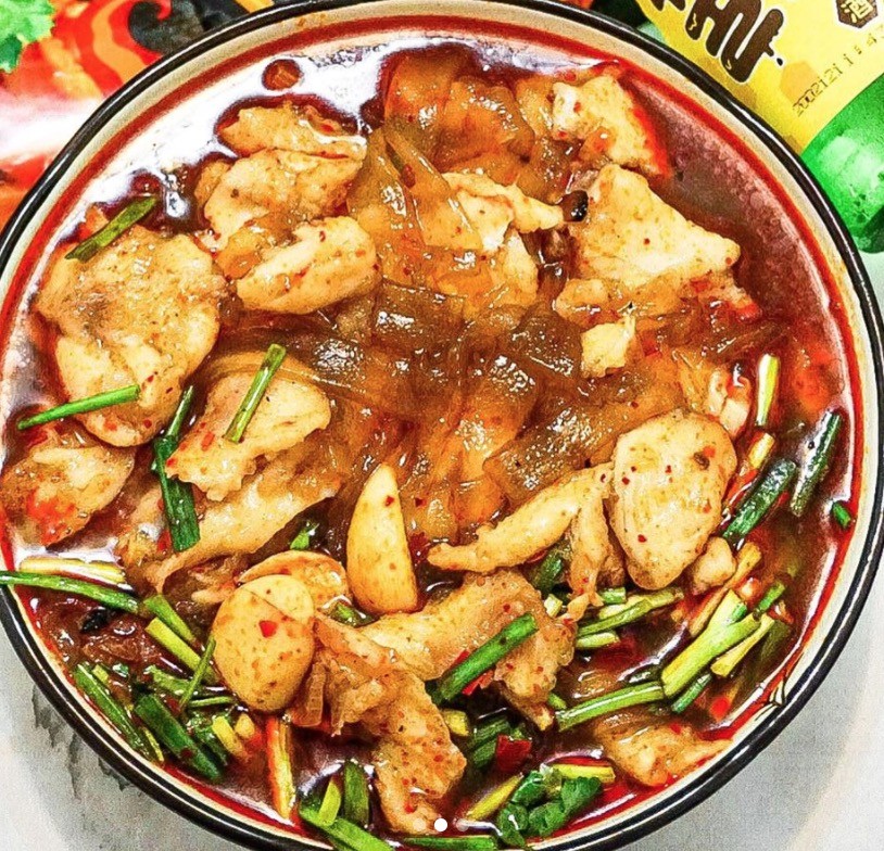 重慶紅薯粉水煮魚湯頭夠惹味，辣味有後勁。