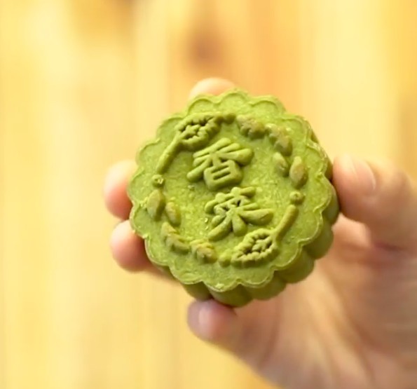 餅皮帶有香脆嘅牛油曲奇口感,餡料就用咗台灣香菜先生出產嘅芫荽粉同芫荽乾,以及新鮮芫荽製作