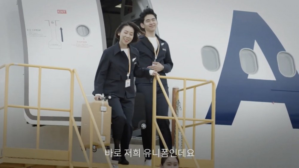 無論男、女空中服務員或機師,均是穿起輕便舒適嘅長褲及運動鞋
