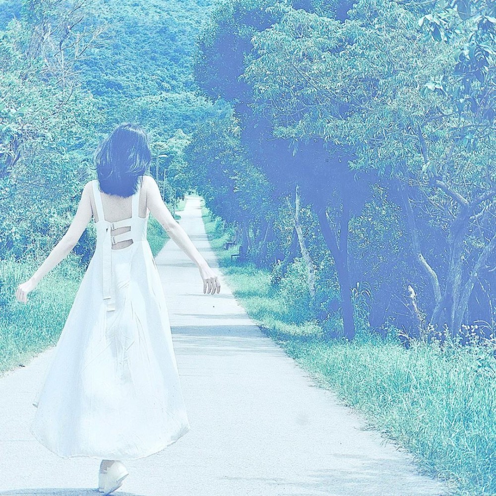 阿Kay身穿白色長裙,露出美背同優美肩線