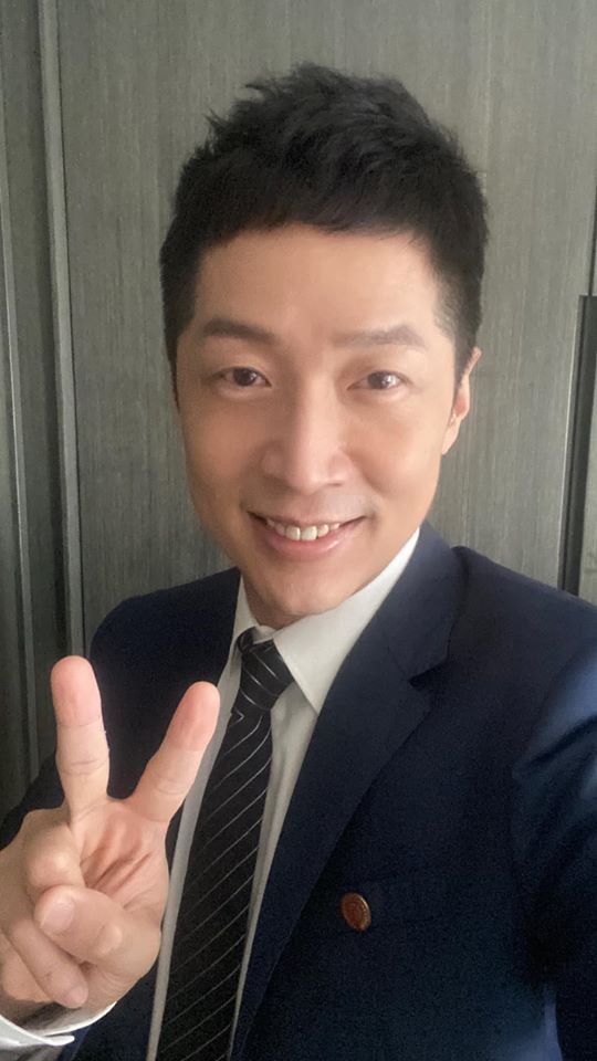 近日馬浚偉終於通過論文答辯，完成碩士學位，成功畢業！