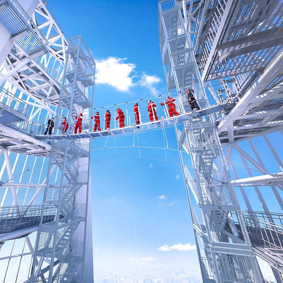 「Skybridge」係一條位於兩塔頂上嘅天橋