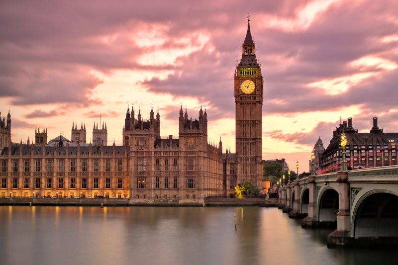 申請人可選擇分開2次每次30個月嘅居留,或單次性居留5年