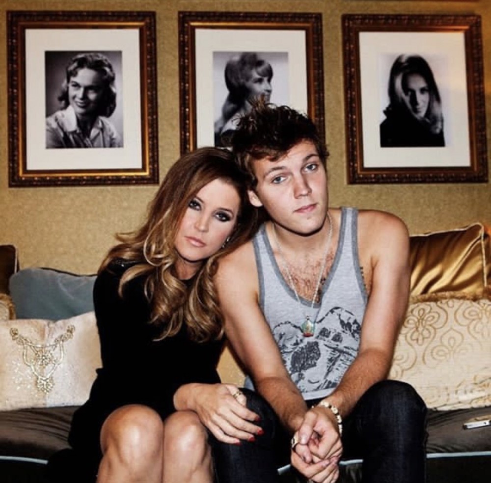 27歲嘅班傑明（Benjamin Keough）獲貓王女兒麗莎瑪莉，即其母親視為外表最似貓王嘅後代