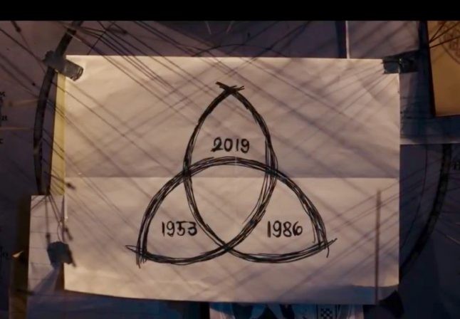 因此影集更被網民稱為成人版《怪奇物語》，係暗黑劇集嘅代表作嚟。