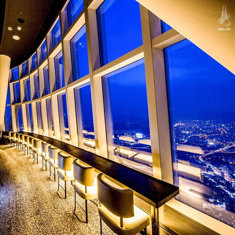 不僅擁有韓國最高嘅觀景台「SEOUL SKY」,仲有六星級SIGNIEL SEOUL飯店、水族館、樂天世界免稅店、音樂廳以及亞洲最大複合式樂天影城等。