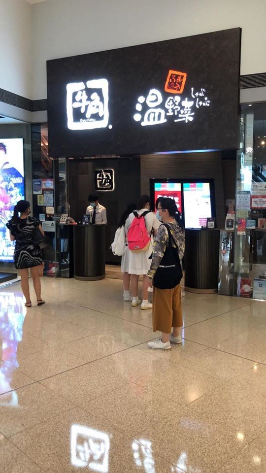 顧客進入餐廳需要先探熱,並且必須全程帶口罩