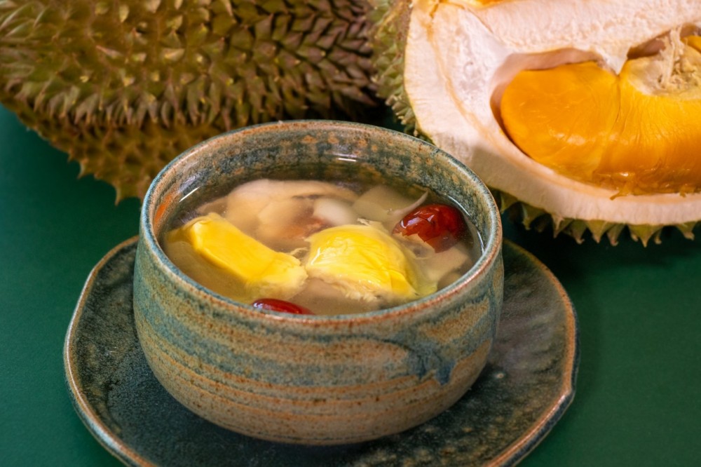 百合雪棗榴槤燉土雞清甜滋潤，榴槤味不重。