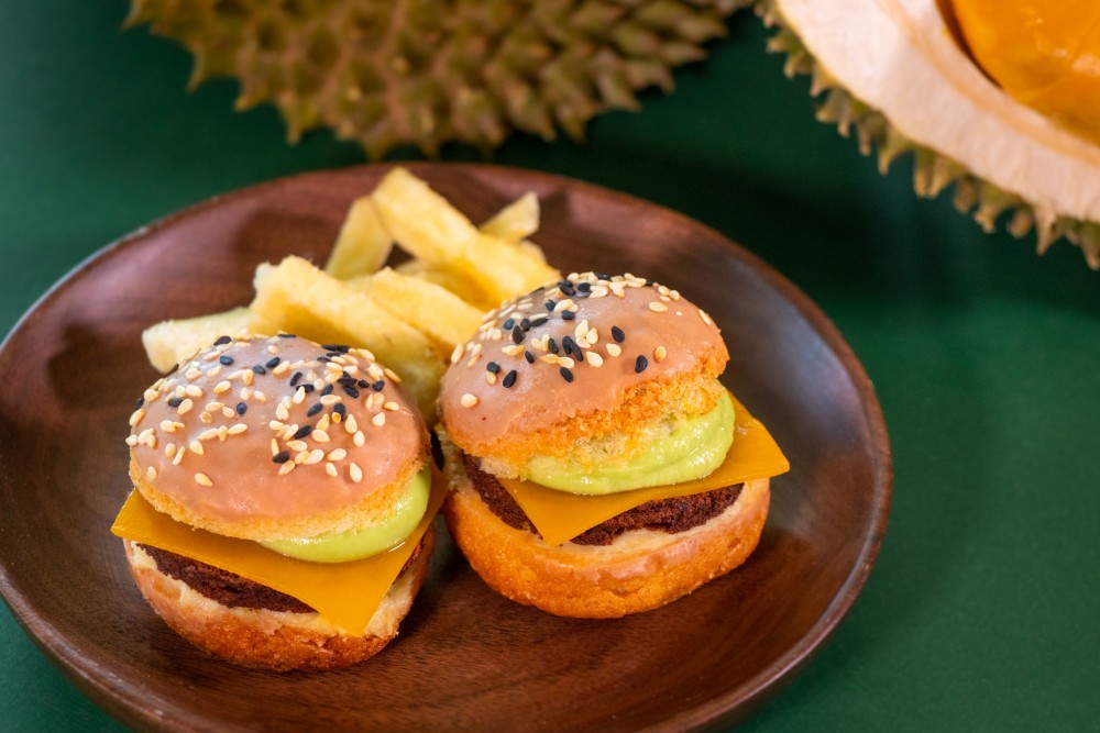 榴槤漢堡2.0改良後，漢堡皮加入芝士粉，變得更脆身。