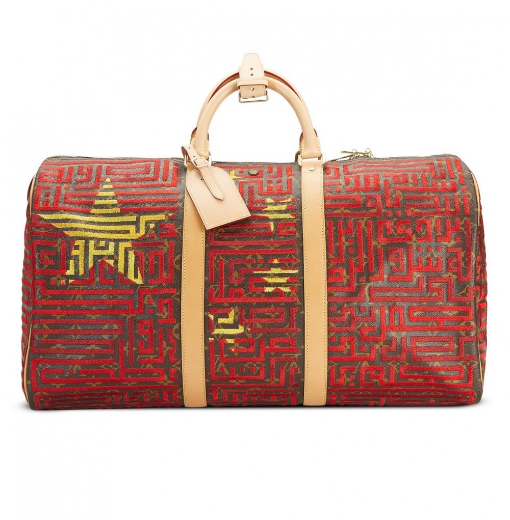 手袋由比利時設計師Jonathan Riss設計，佢創立時尚品牌JAY AHR，重新設計LV Keepall 50 Travel Bag旅行袋