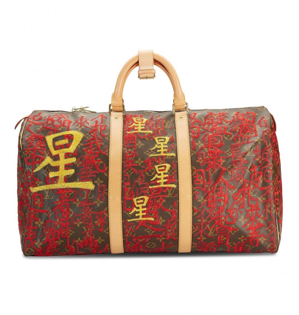 手袋繡滿中國國歌歌詞，形成紅旗嘅紅色底色，再繡上5個「星」字