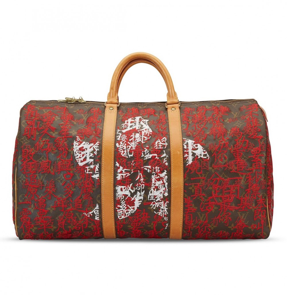 其中一款有繡上張國榮歌曲《追》嘅歌詞