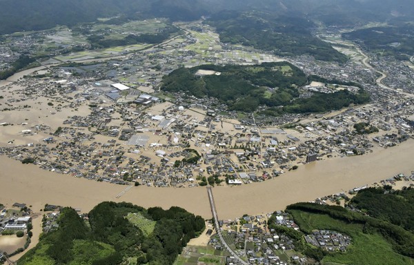 九州熊本縣連日下破紀錄暴雨,多地出現洪水泛濫災情