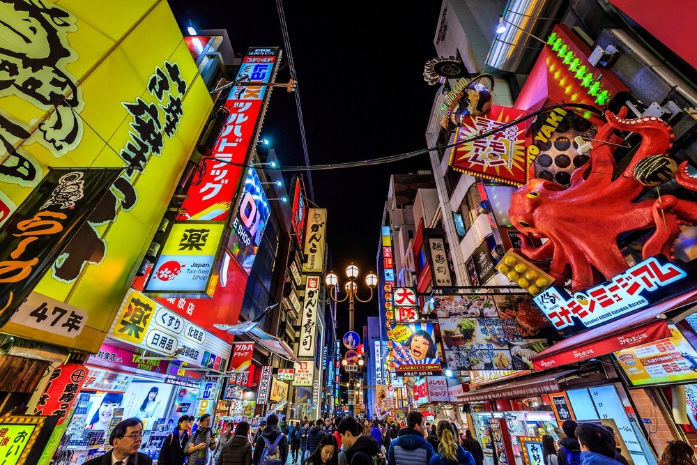日本政府喺7月22日舉行新冠肺炎對策本部會議,會後表示會與12個國家、地區商討,允許商務人士入境互相往來。