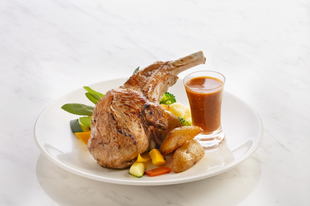 烤伊比利黑毛豬鞍配薯菜及芥末燒汁