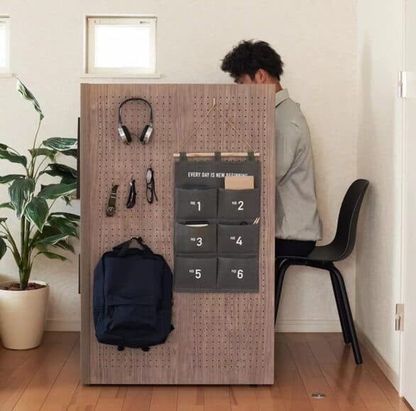 可以輕鬆裝嵌加咗圍板嘅辦公桌