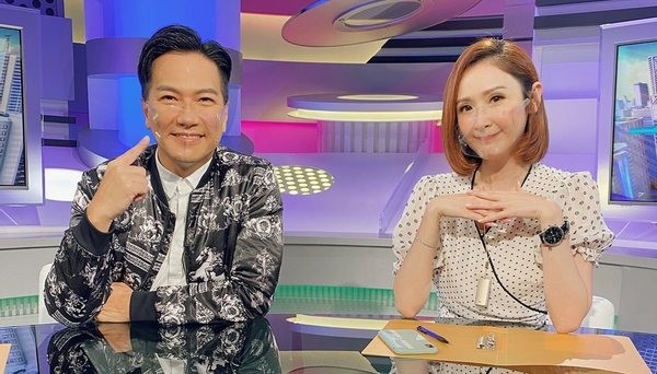 8月3日播出嘅《東張西望》,兩位主持人區永權同陳貝兒戴上「透明口罩」主持節目。