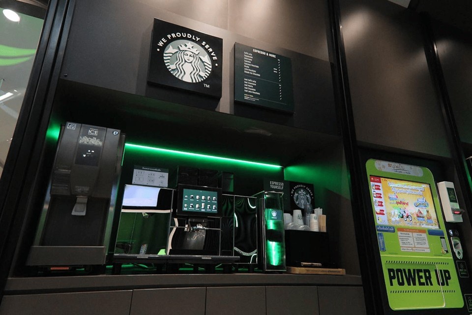 動販賣機以全黑色設計,再配上 Starbucks 嘅經典綠燈光,完全同電競融合。