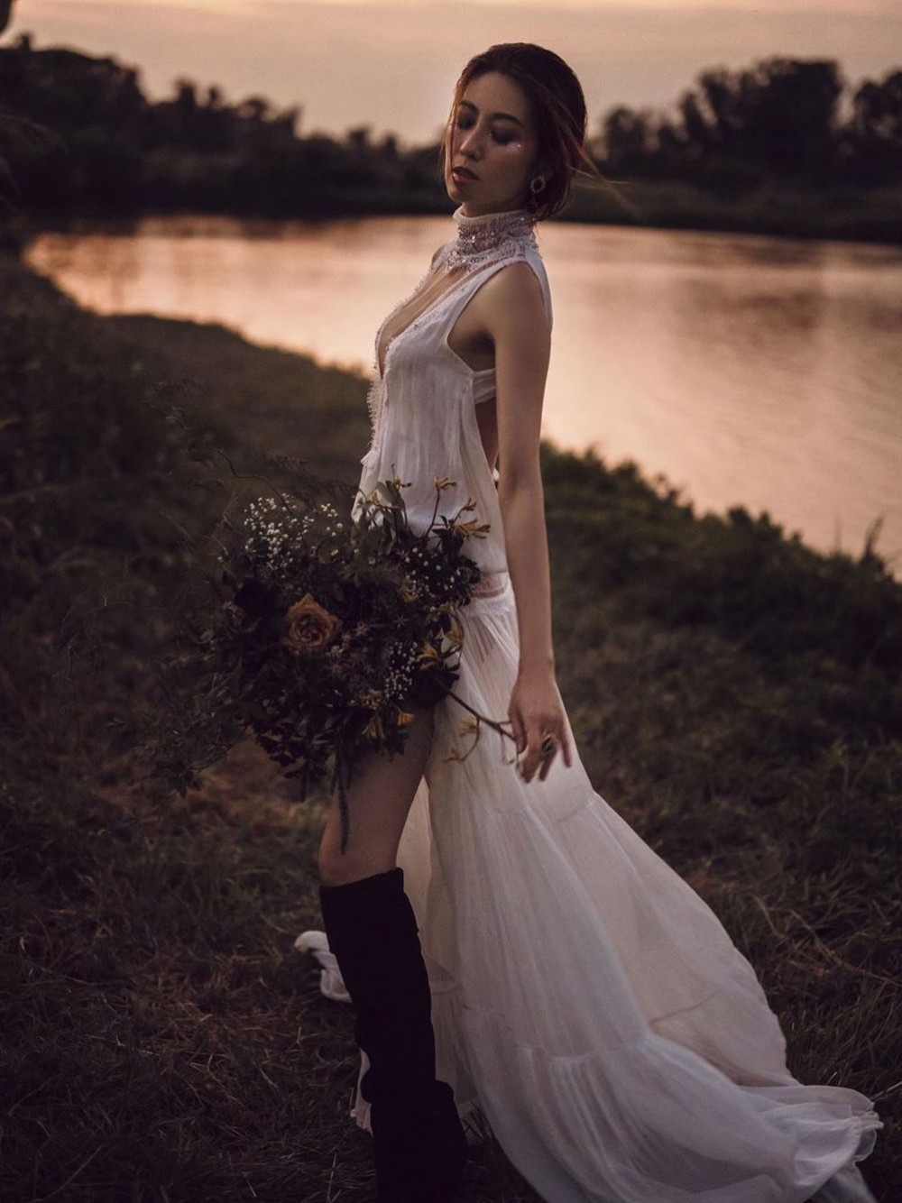 「總有一天你的堅持會像一束光，衝開桎梏，散發屬於自己的光芒，照亮前行的路......」