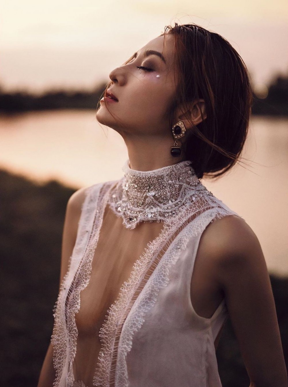 「時光裏總會有很多驚艶而美麗的東西，在擁有前，我們首先要完善自己，與其匹配......」