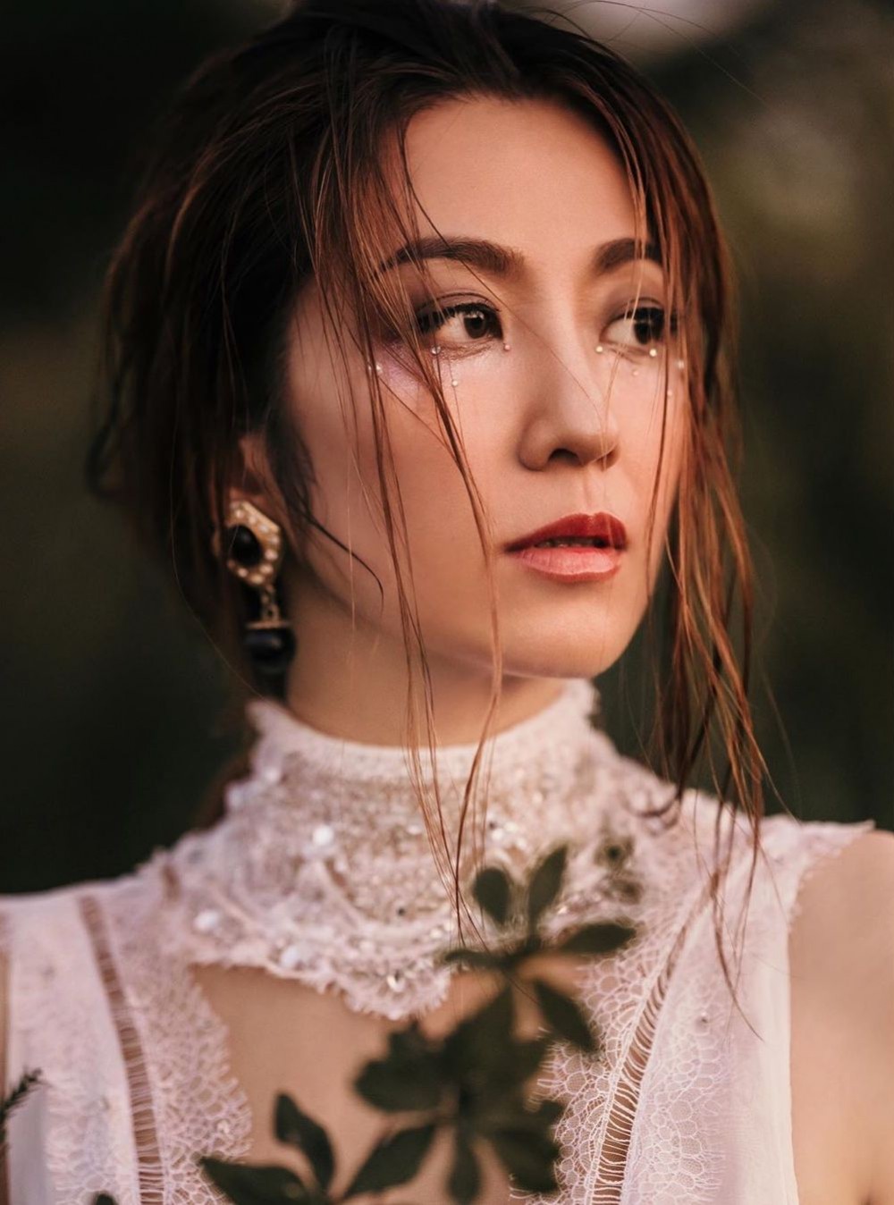 「時光裏總會有很多驚艶而美麗的東西，在擁有前，我們首先要完善自己，與其匹配......」