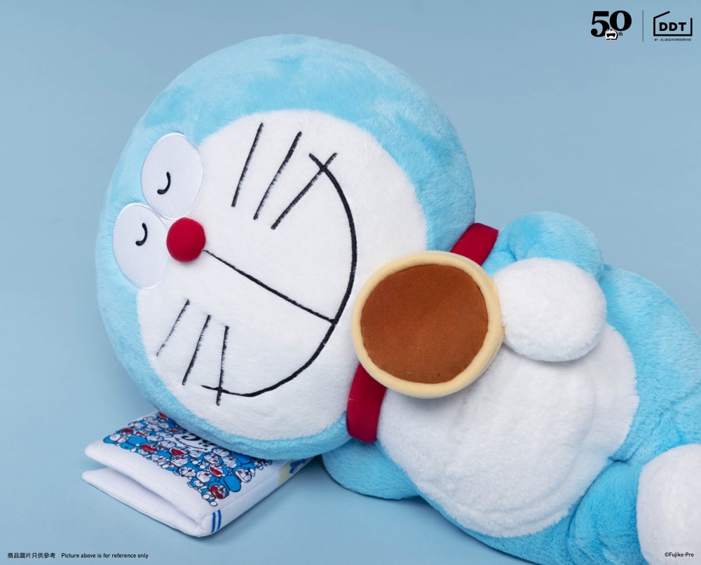 多啦A夢懶洋洋睡在漫畫書上。。