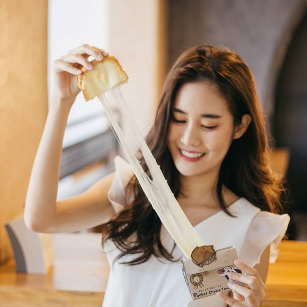 多士入面有芝士,仲有拉絲效果添!