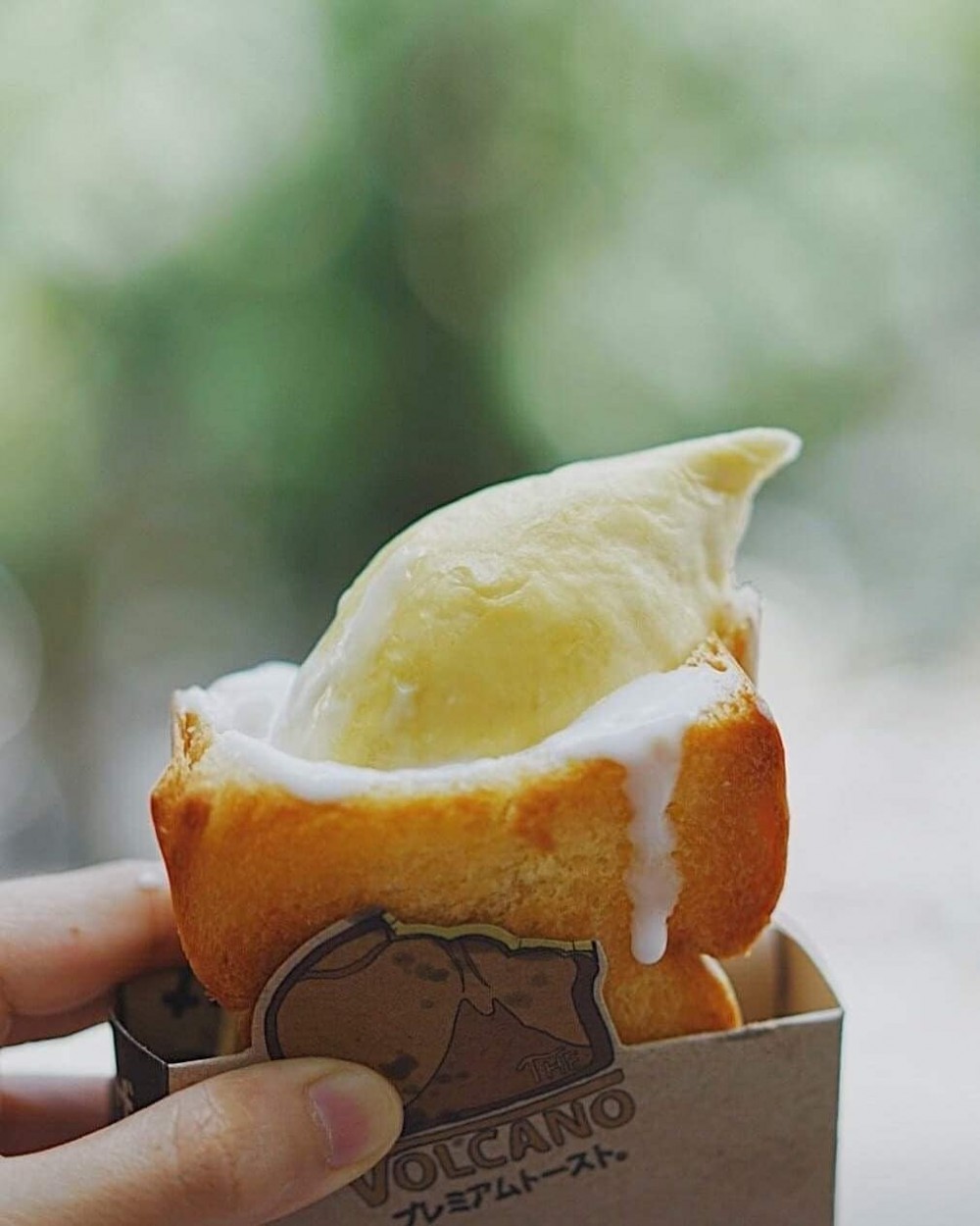 「The Volcano」位於泰國清邁,店內招牌「Mhon Thong pocket fruits toast」。