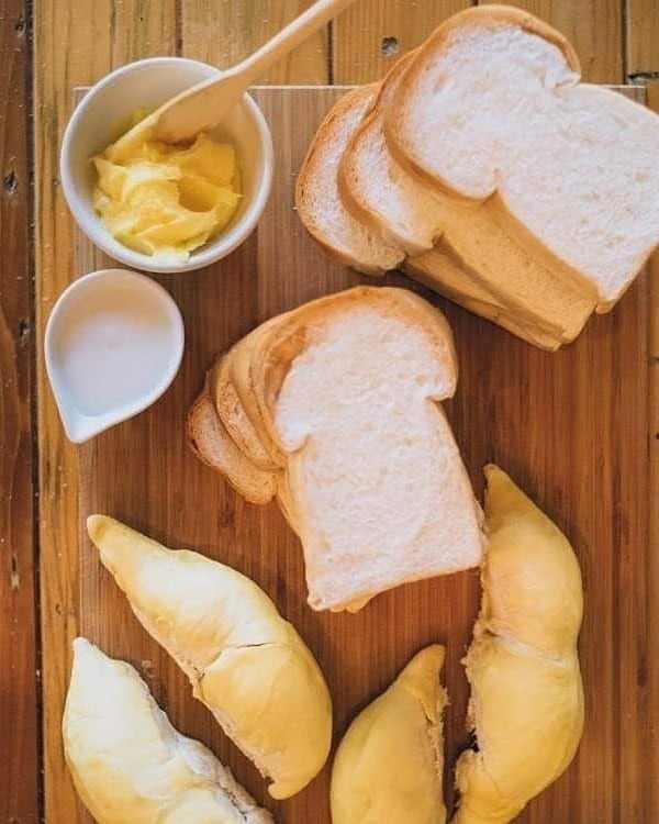 多士塗上軟滑榴槤蓉,烘得香脆