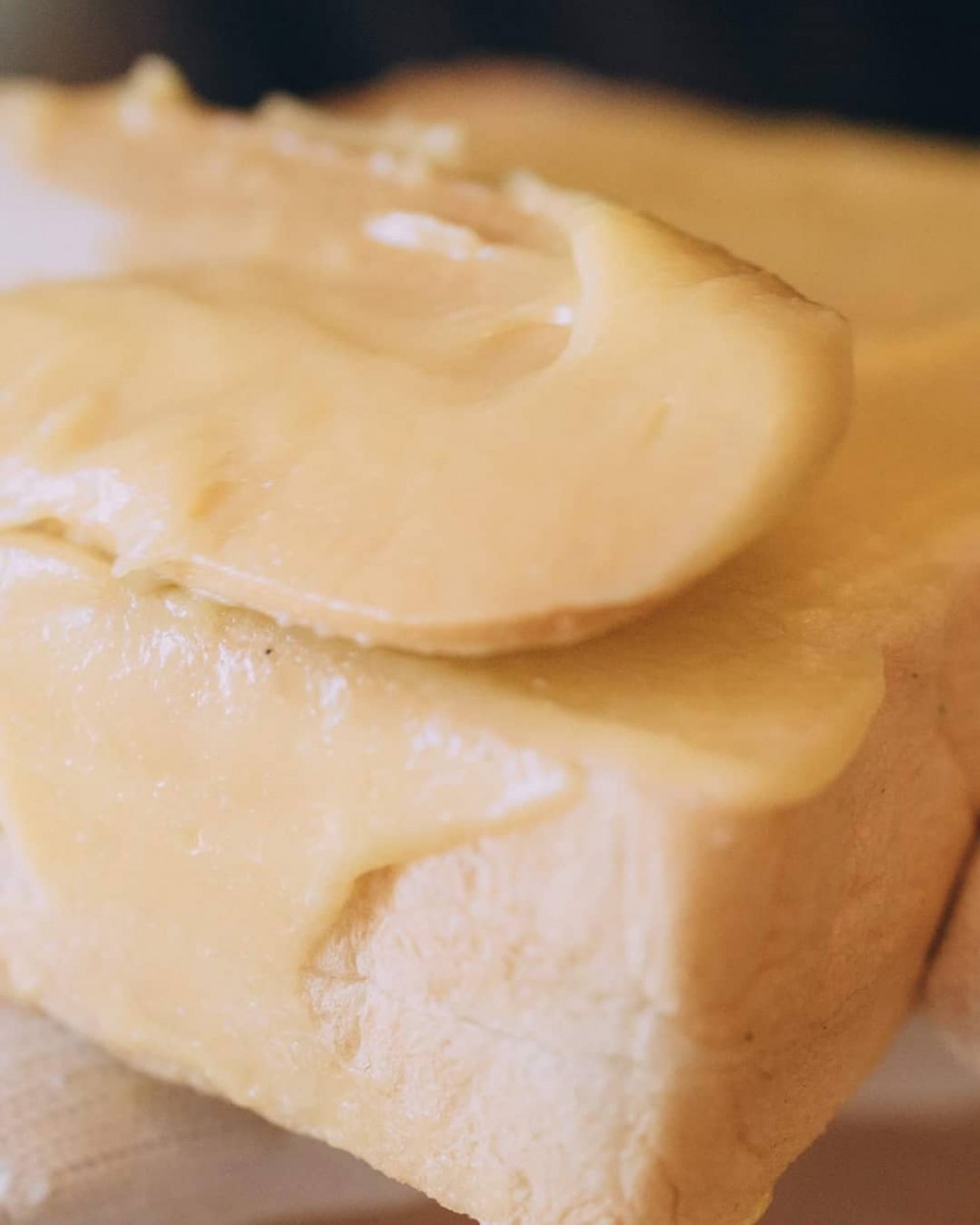 裡面放入塊核原粒金枕頭榴槤,再加入芝士同椰奶。