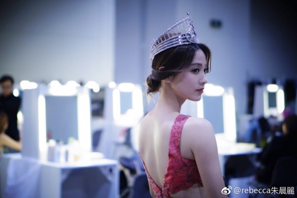 2011年,朱晨麗參加香港小姐選舉,大熱奪冠!