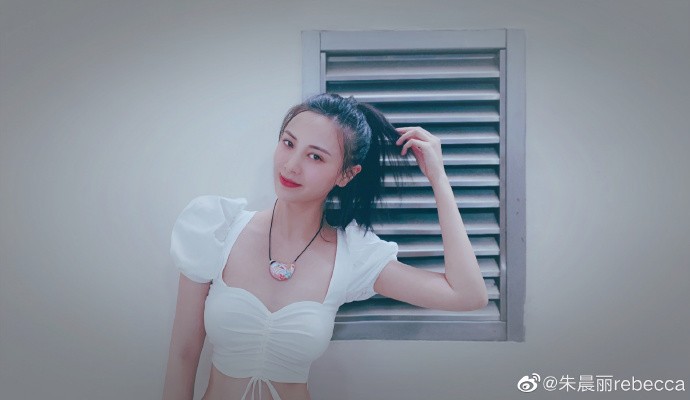 朱晨麗喺微博分享咗一輯靚相