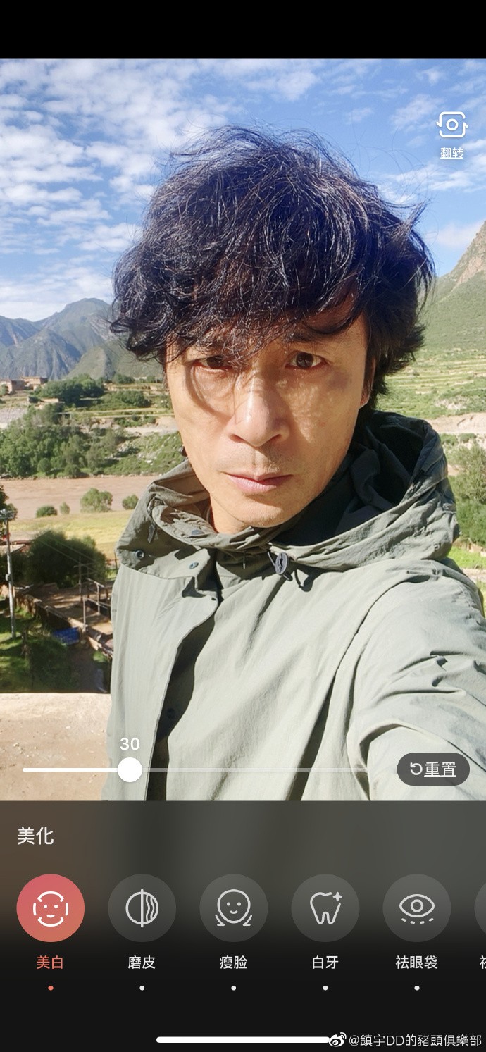 吳鎮宇返內地預備參加綜藝節目錄影,隔離期間佢喺網上開直播與網友互動。