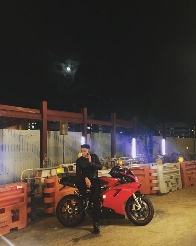 TVB藝人楊明8月8日凌晨撞車,撞毀路邊石牆