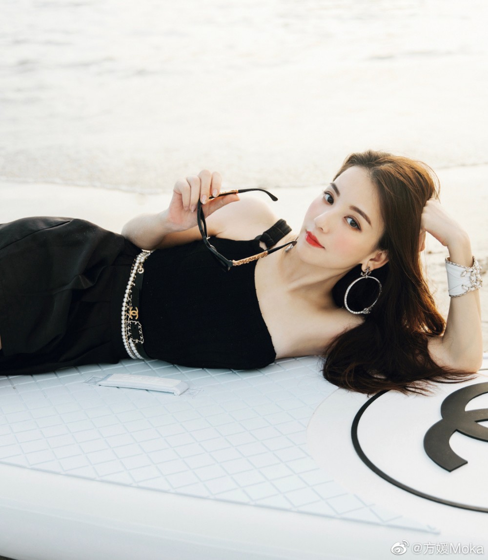 方媛全身上下都係名牌，甚至連背景塊滑浪板都係Chanel