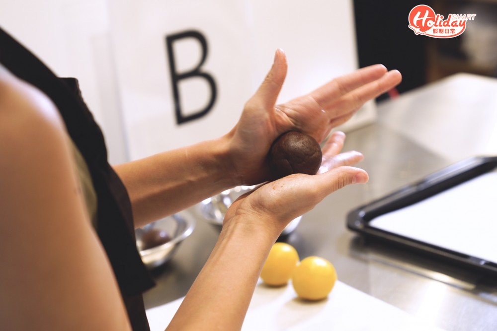 家人可與小朋友一同體驗自製月餅的過程。