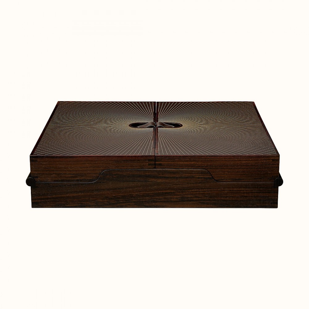 外盒採用紅木製作，加上雕刻，超有氣派