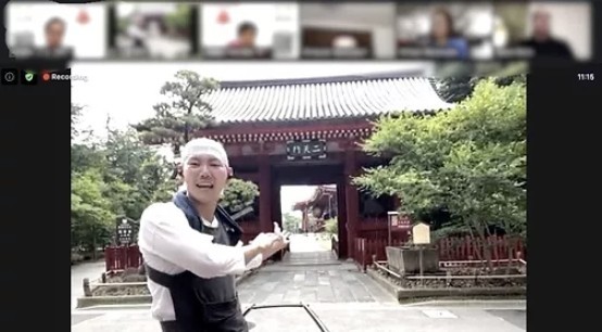 人力車車伕會喺座位上放置手機或平板電腦，然後拉住架吉車透過 Zoom 視像會議平台帶著報咗名嘅客人四處觀光