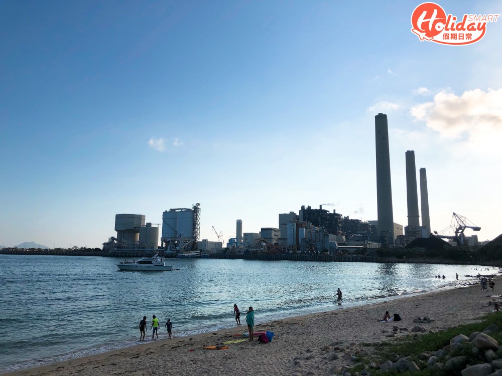 大灣肚沙灘可以望到南丫島地標——三枝煙囪。