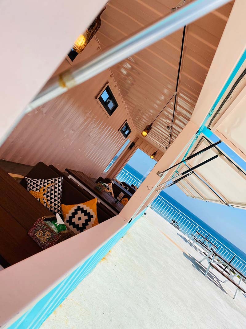 餐廳分室內、室外用餐區。